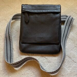 “PERLINA” 🇮🇹 BLACK PEBBLED LEATHER CROSSBODY BAG w/GUITAR STRAP